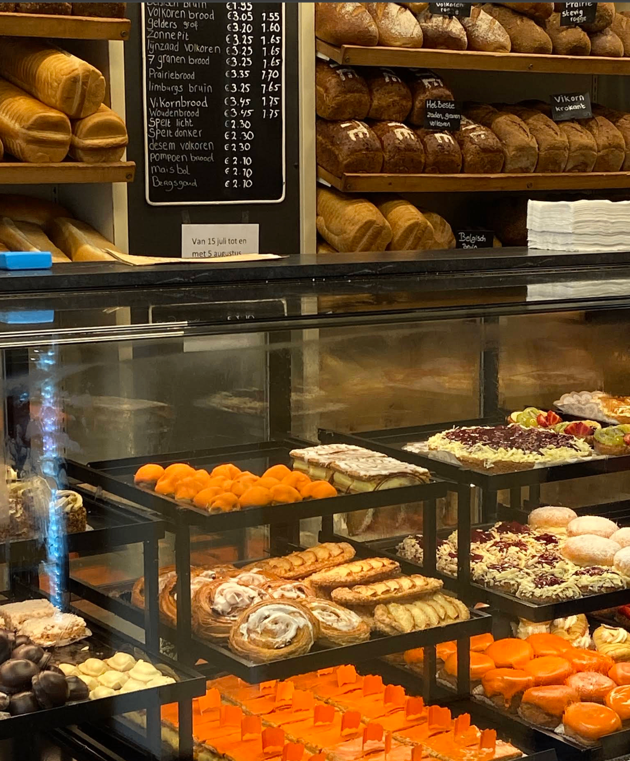Banketvitrine met brood en gebak bij Hartogs